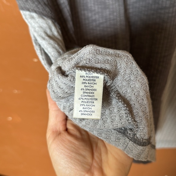 BKE 2-Tone Gray Loose Fitting Ribbed Knit Tank Women’s Medium - Picture 7 of 8